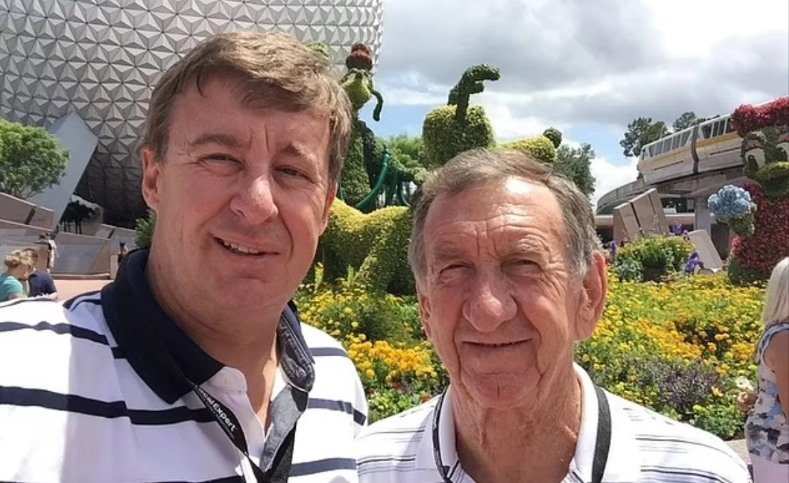 Шерлок Холмс со своим отцом, которого тоже зовут Шерлок Холмс