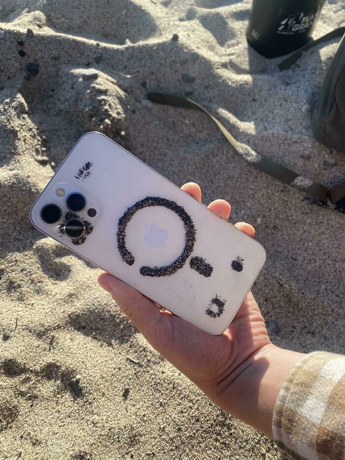 «Магнитный песок в Тахо прилип к моему телефону»