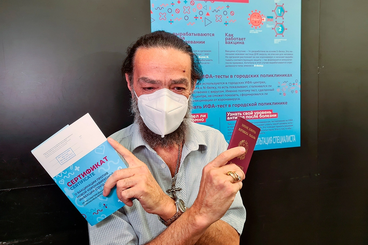 Итальянский писатель и журналист Давид Колантони, имеющий вид на жительство в России, прошел вакцинацию от COVID-19 в Москве.