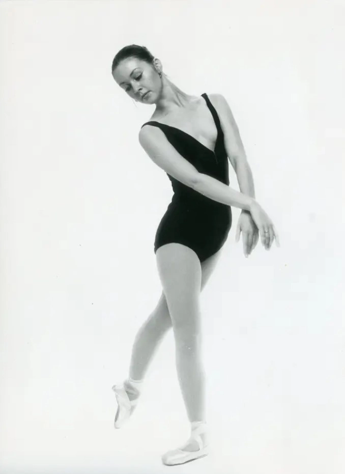 Когда Дебби приехала на учебу, она узнала, что другим ученикам сказали не общаться с молодой англичанкой Когда Дебби приехала на учебу, она узнала, что другим ученикам сказали не общаться с молодой англичанкой