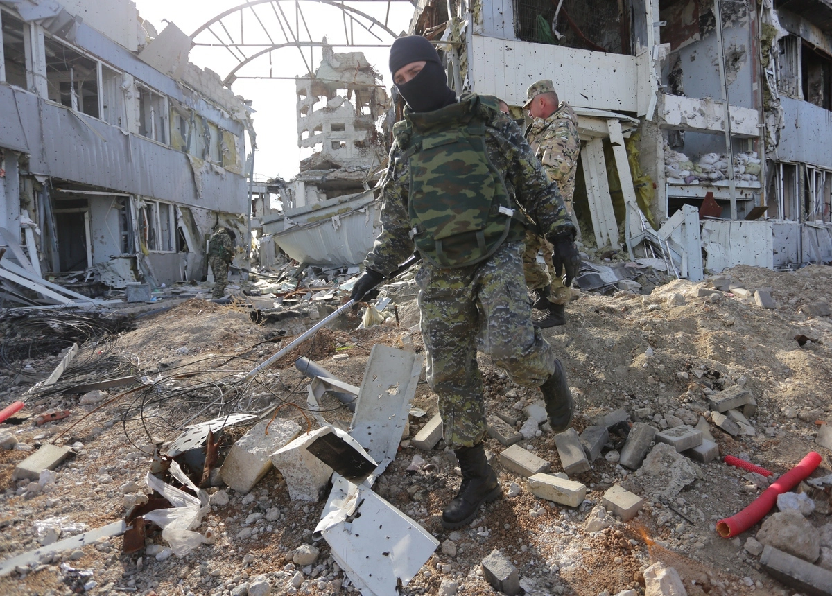 Представители ДНР и ОБСЕ во время поисковых работ в районе аэропорта Донецка. 