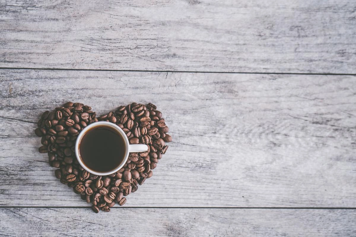 Кофеин увеличивает частоту сердечных сокращение и повышает артериальное давление