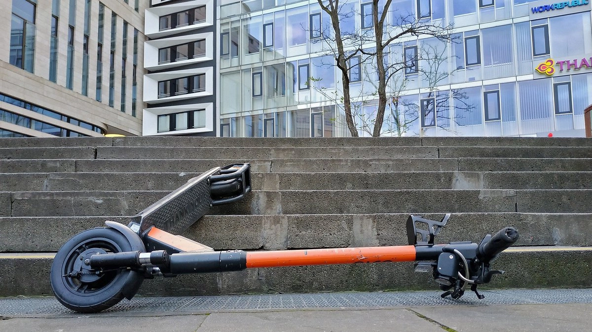 К распространенным типам травм, связанных с ездой на электросамокате, относятся: травмы головного мозга и других внутренних органов (32,5%), рваные раны (24,9%), ушибы и ссадины (15,6%), сотрясения мозга (11,1%), переломы (7,8%)