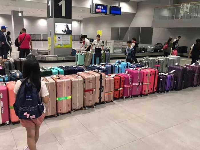 В аэропортах багаж сортируют по цвету, так пассажирам легче найти свой чемодан. 