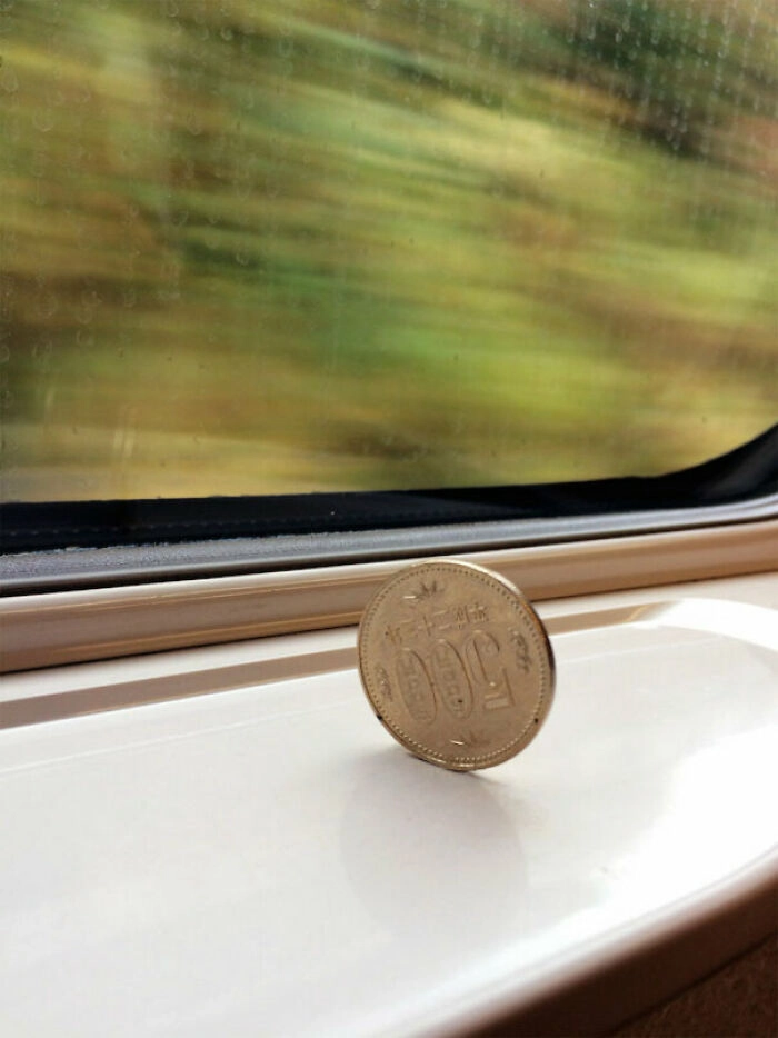 Скоростные поезда в Японии едут так плавно, что монетка может спокойно так стоять на протяжении длительного времени. 