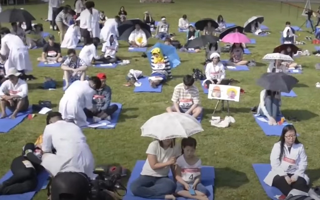 Специально для тех, кто настолько устал, что готов весь день провести в праздной лени, в 2014 году художник из Южной Кореи придумал соревнование под названием Space Out Competition