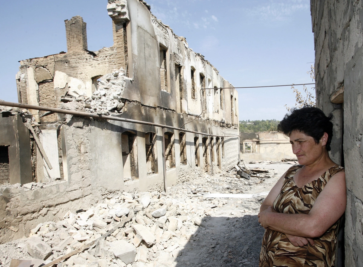 Южная Осетия. 14 августа 2008 года. В одном из разрушенных районов Цхинвали.