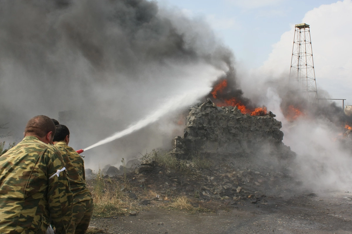 Южная Осетия. 12 августа 2008 года. Тушение горящего дома после артобстрела в Цхинвали.