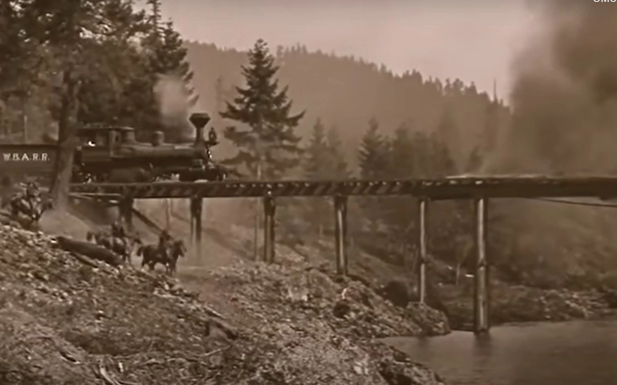 Китон дал команду инженеру, управлявшему локомотивом, и паровоз с пыхтением тронулся по направлению к мосту