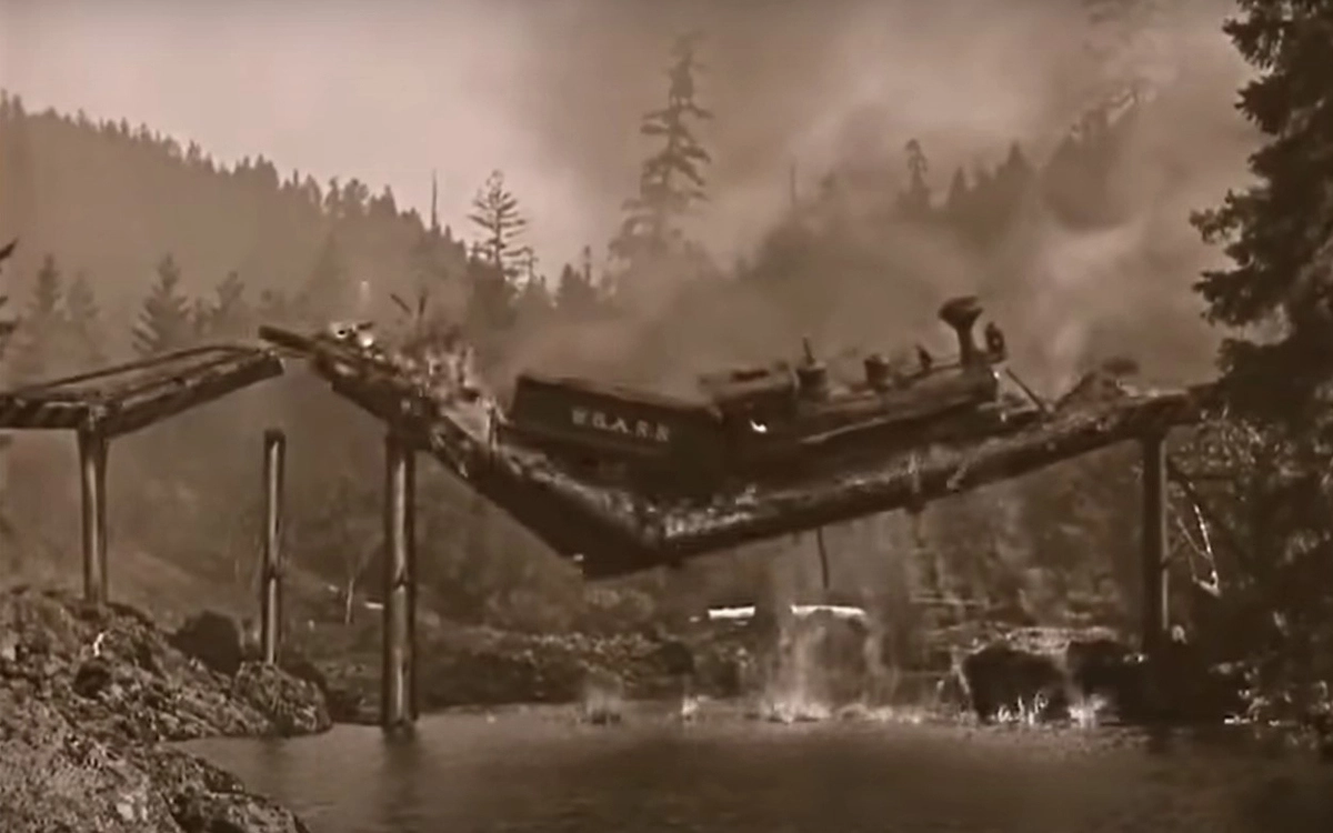 Цель сцены заключалась в том, чтобы горящий мост обрушился в нужном месте, а проезжающий по нему локомотив эффектно упал в реку Роу