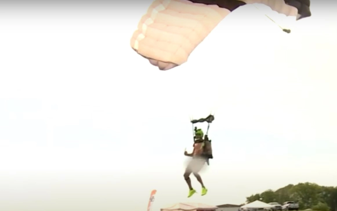 Райан Кануфф из Омахи установил новый мировой рекорд, выполнив 60 прыжков с парашютом всего за 24 часа, при этом будучи совершенно голым