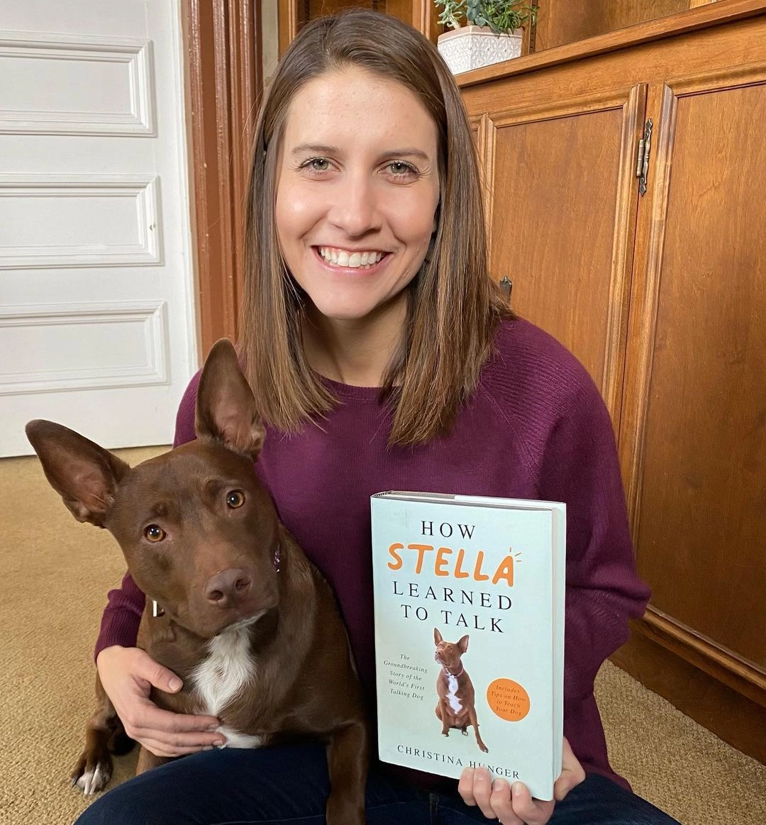 В своей книге «Как Стелла научилась говорить» женщина описывает методы, которые она использовала, чтобы научить собаку беседовать с ней