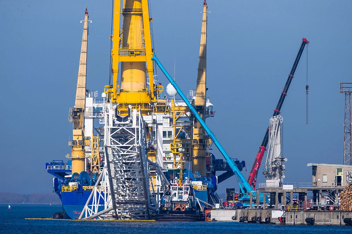 Российское судно-трубоукладчик "Академик Черский" в германском порту Висмар