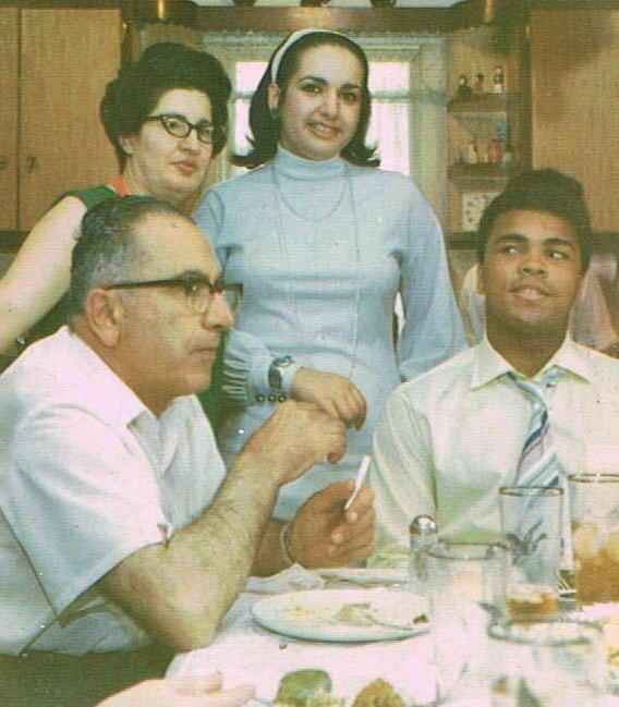 Мухаммед Али ужинает с моими родителями, 1970 год. 