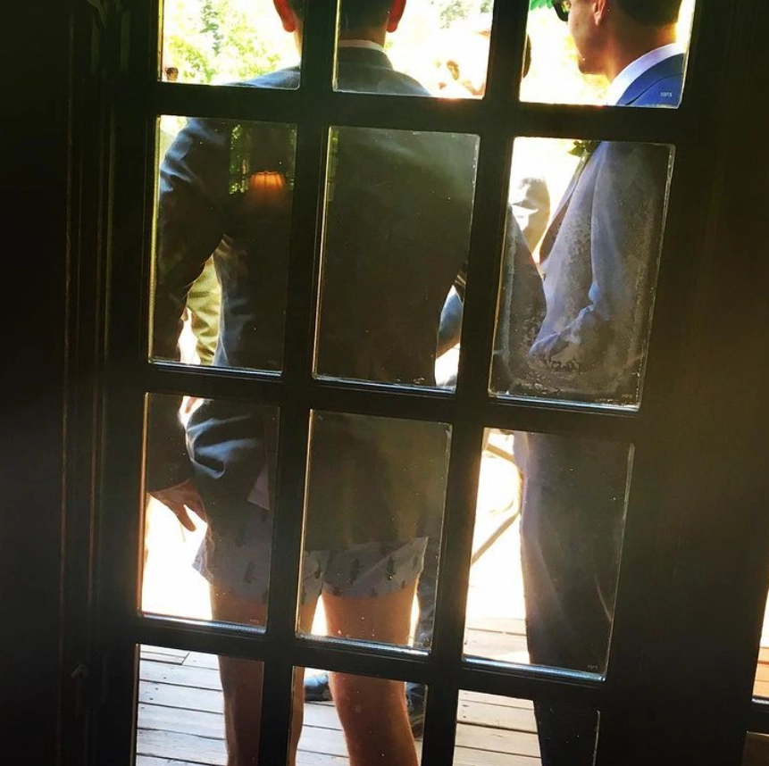 Вот что случается, когда жених забывает штаны в отеле. 