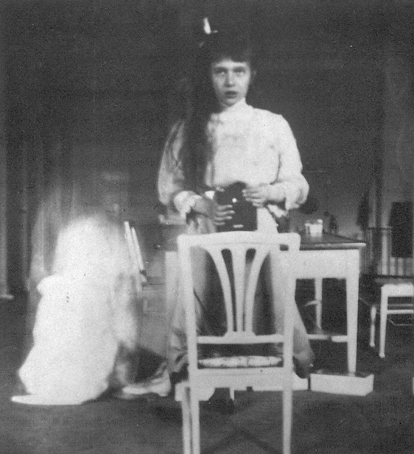 В 1914 году на Kodak Brownie был снят первый автопортрет девочки-подростка: его сделала княжна Анастасия Николаевна