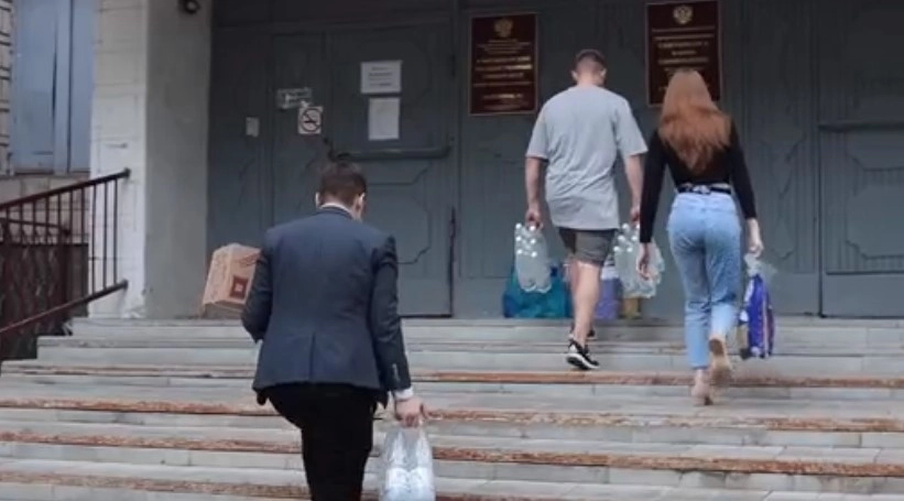 Волонтеры доставляют гуманитарную помощь в общежитие