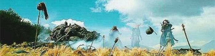 Вигго Мортенсен сломал два пальца на ноге, когда пнул шлем в начальной сцене второй части фильма “Властелин колец”. 