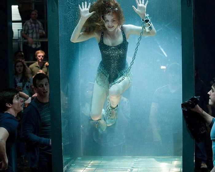 Айла Фишер чуть не утонула по время съемок этой сцены в картине “Иллюзия обмана”, ужас на ее лице в кадре был вполне реальным. 