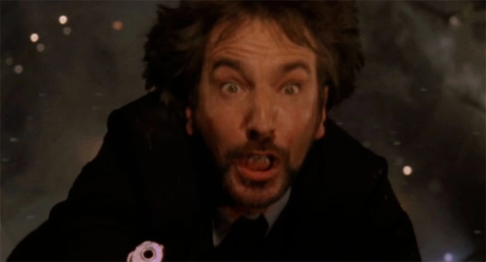 В фильме “Крепкий орешек” Алану Рикману сообщили, что его герой упадет на счет три. Однако режиссер досчитал до двух и “уронил” актера, поэтому испуг на его лице очень даже натуральный. 