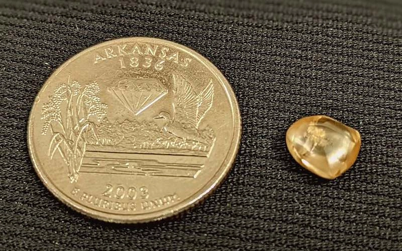 Парень поместил драгоценный камень в пластиковый пакет и отнес его в Diamond Discovery Center, где сотрудники подтвердили, что он нашел большой желтый алмаз, весом 2,20 карата