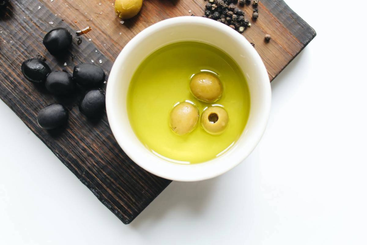 Наиболее качественным и полезным считается оливковое масло первого холодного отжима