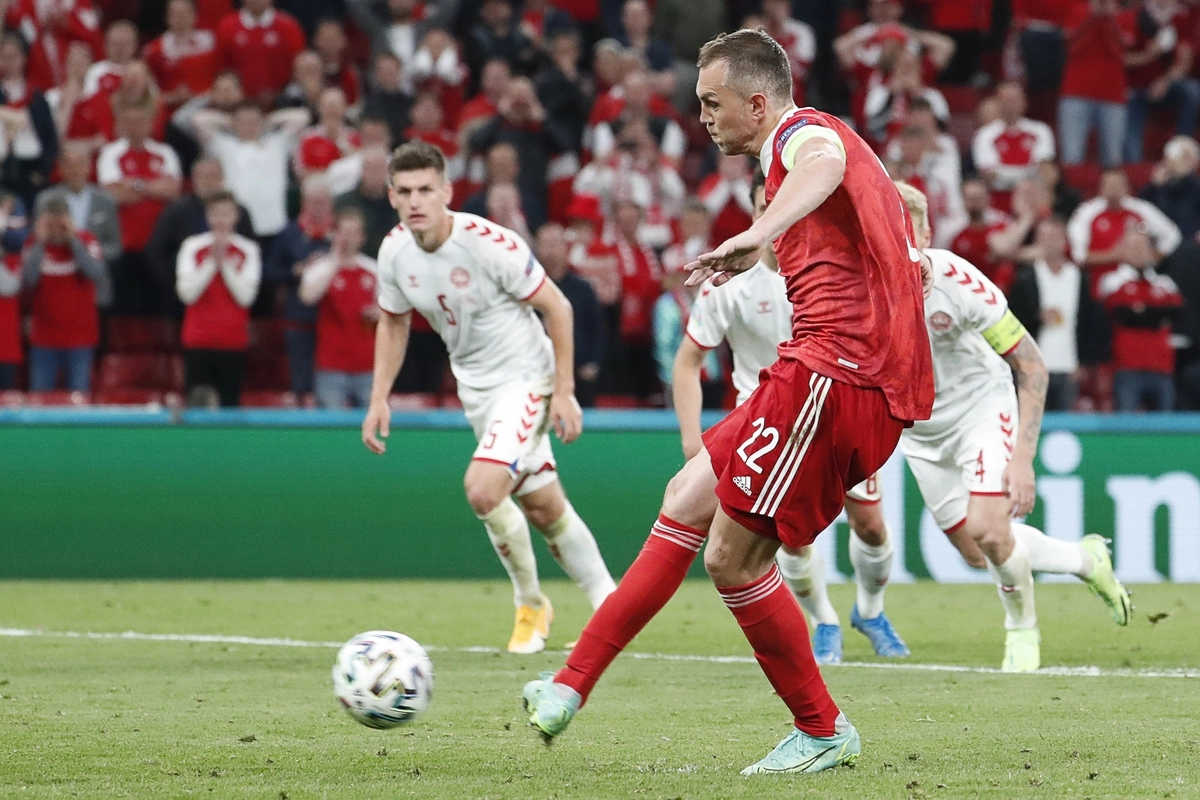  Артем Дзюба забивает гол с пенальти в матче Россия — Дания.