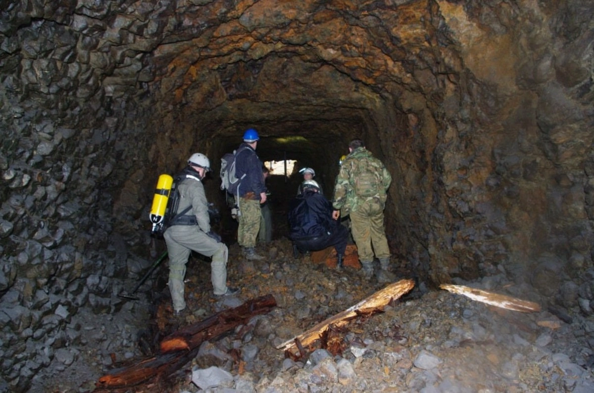 Попасть в убежище, которое может оказаться складом нацистских секретов, непросто: вход только один, а базальтовая порода очень твердая Попасть в убежище, которое может оказаться складом нацистских секретов, непросто: вход только один, а базальтовая порода очень твердая
