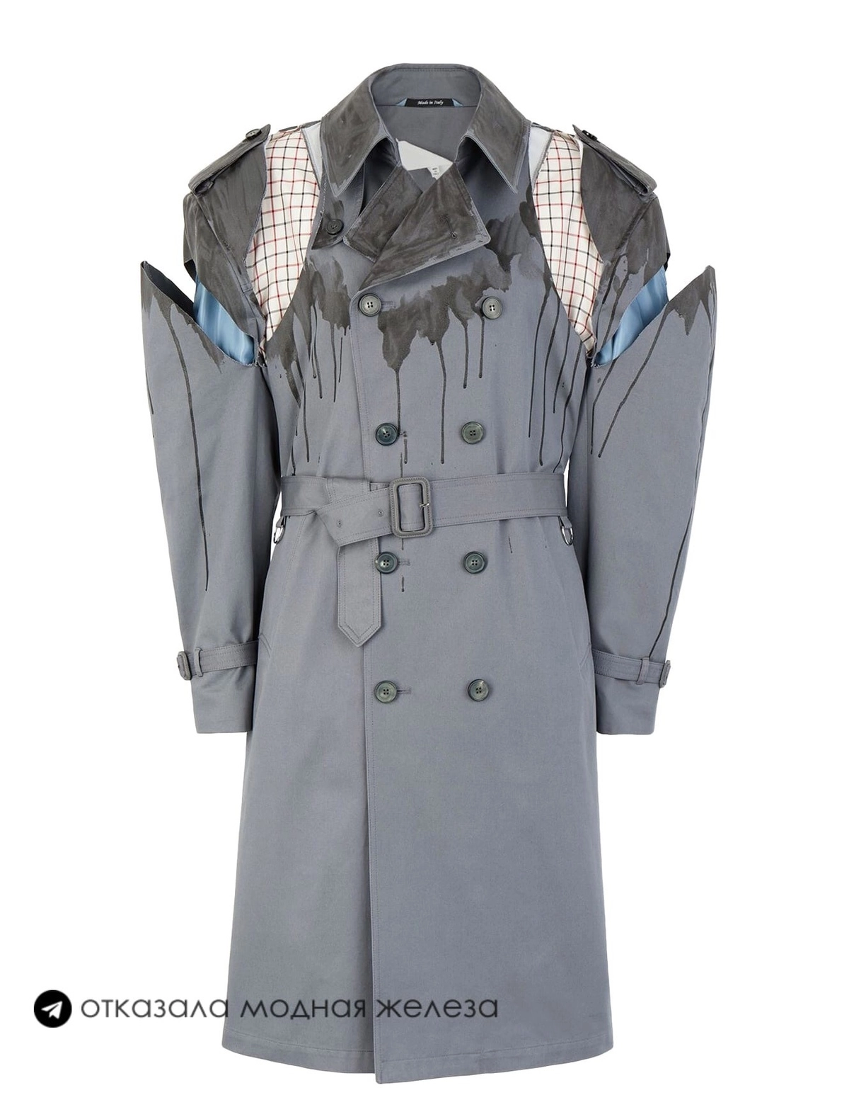 Плащ, которые заранее настрадался. Бренд - Maison Margiela, цена - 205 тысяч. 