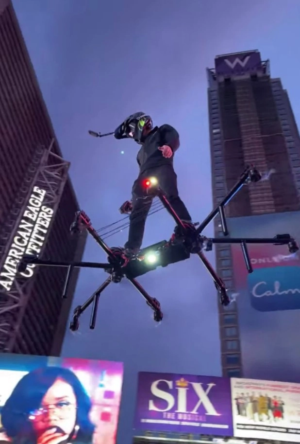 Таинственный мужчина в черном несколько минут парил над землей, а потом улетел, но обещал вернуться