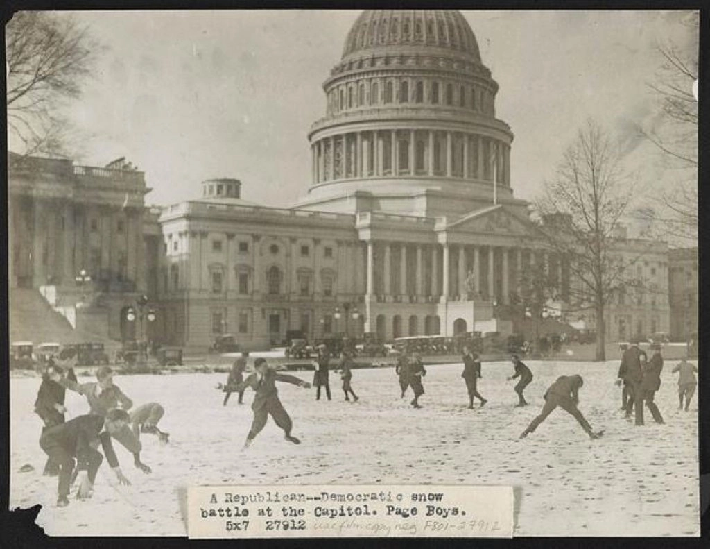 Идеальные политические дебаты: снежная битва республиканцев и демократов перед Капитолием, 1921 год. 