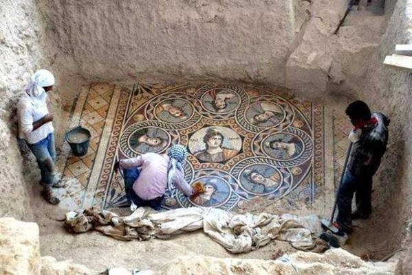 Древнегреческая мозаика, возраст которой примерно 2000 лет, случайно обнаруженная в Турции. 