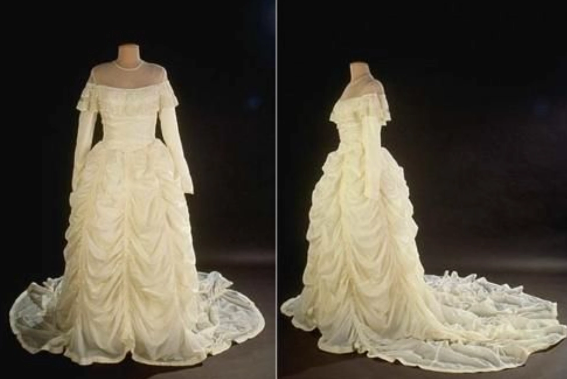 Свадебное платье 1947 года, которое невеста сшила из ткани парашюта, спасшего жизнь ее жениха во время войны. 