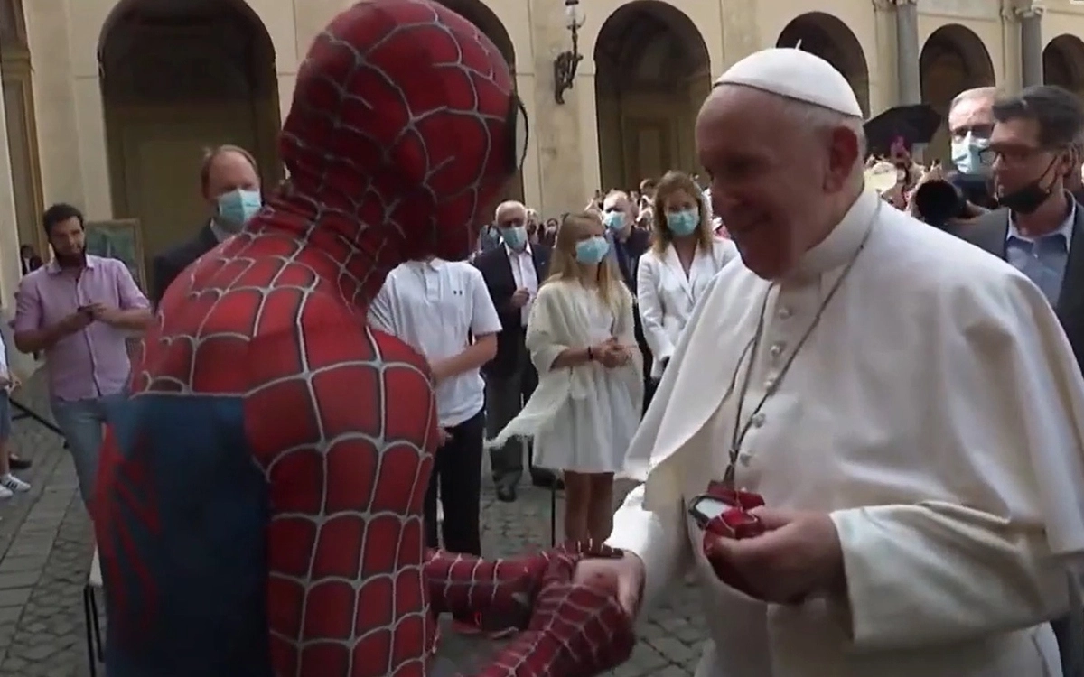 Папа Франциск поприветствовал Маттиа и пожал ему руку, а тот в ответ подарил главе церкви маску Человека-паука