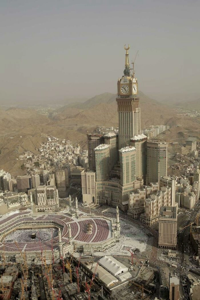 “Этот городской пейзаж Мекки, Саудовская Аравия, почему-то вызывает у меня дискомфорт”. 