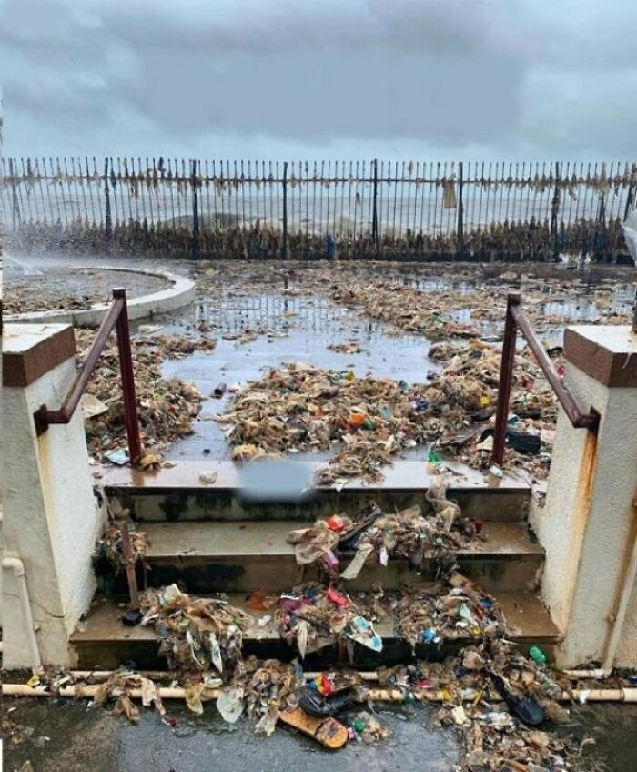 Мумбаи, Индия. Ураган вернул весь мусор, который люди выбрасывали в океан. 