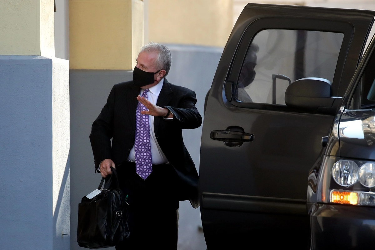 Посол США в РФ Джон Салливан покидает свою резиденцию в Москве Спасо-Хаус Посол США в РФ Джон Салливан покидает свою резиденцию в Москве Спасо-Хаус