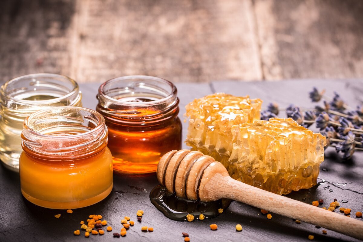 Мёд не портится. Вы легко можете употребить в пищу лакомство, которому несколько тысяч лет. 