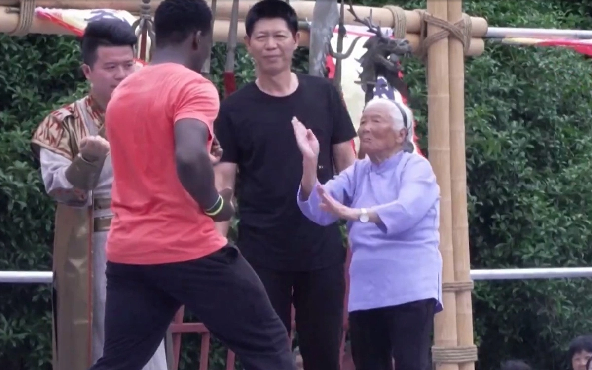 Чжан не только сама практикует кунг-фу, но и обучает этому других