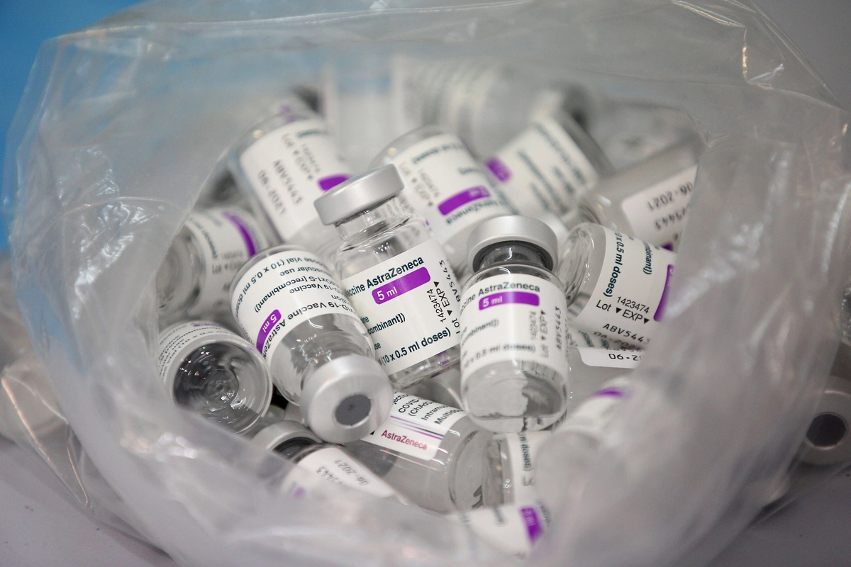 Ампулы с вакциной производства AstraZeneca. Ампулы с вакциной производства AstraZeneca.