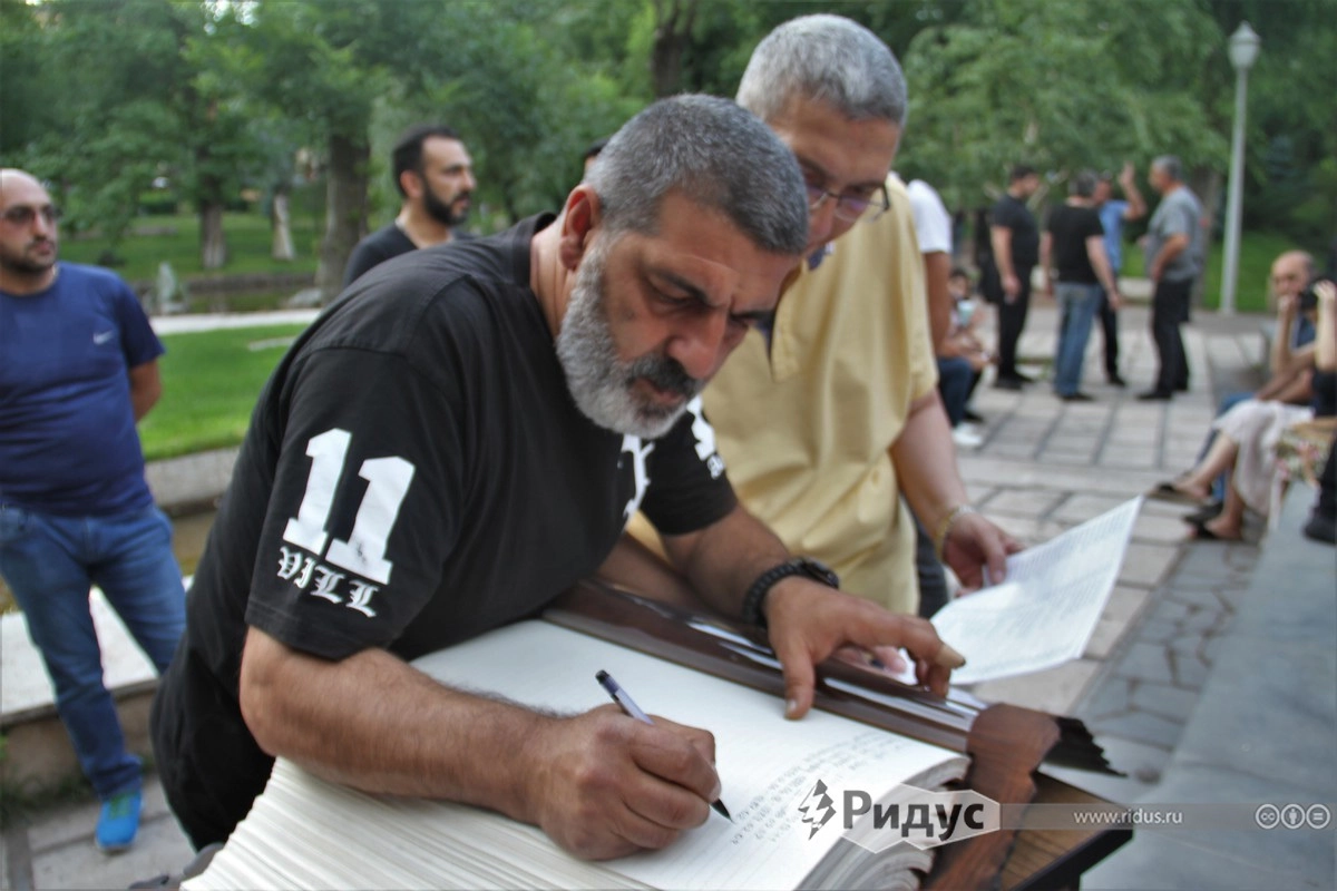Глава федерации каскадеров Армении Армен Петросян вносит запись в книгу 