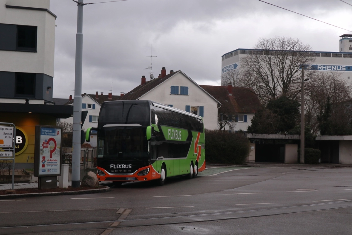 Автобус компании Flixbus с итальянскими номерами снят не на территории Швейцарии, но в 50 м от неё. Автовокзал немецкого городка Weil am Rhein в пригороде Базеля.