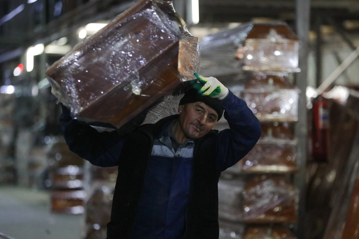 Сотрудник во время работы на складе © Сергей Карпухин/ТАСС
