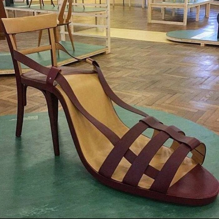 Надеемся, этот стул был сделан для обувного магазина. 