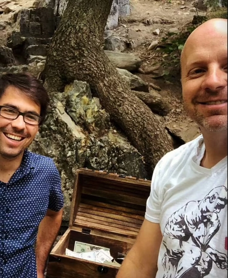 Два друга из Юты решили подбодрить людей, уставших ото всех проблем, связанных с пандемией, и устроили настоящую охоту за сокровищами