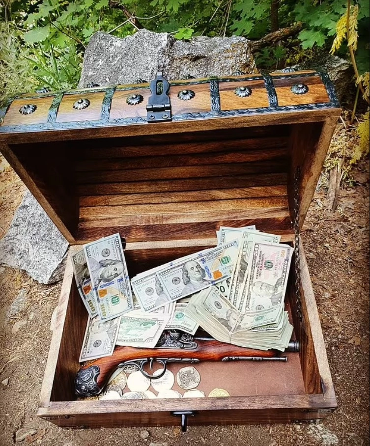 В прошлом году в сундуке лежали пять тысяч долларов (350 тысяч рублей), несколько серебряных монет и старинный пистолет. 