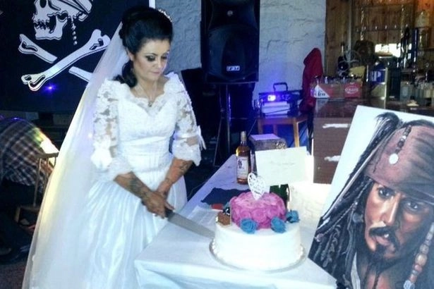 Аманда Тиг на свадьбе с призраком-пиратом