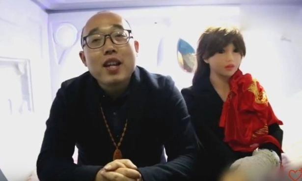 Чжэн Цзяцзя и его жена-робот