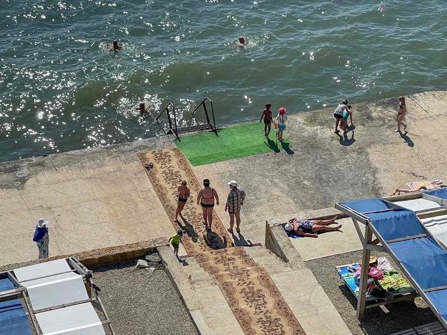 Вместо красной дорожки. 