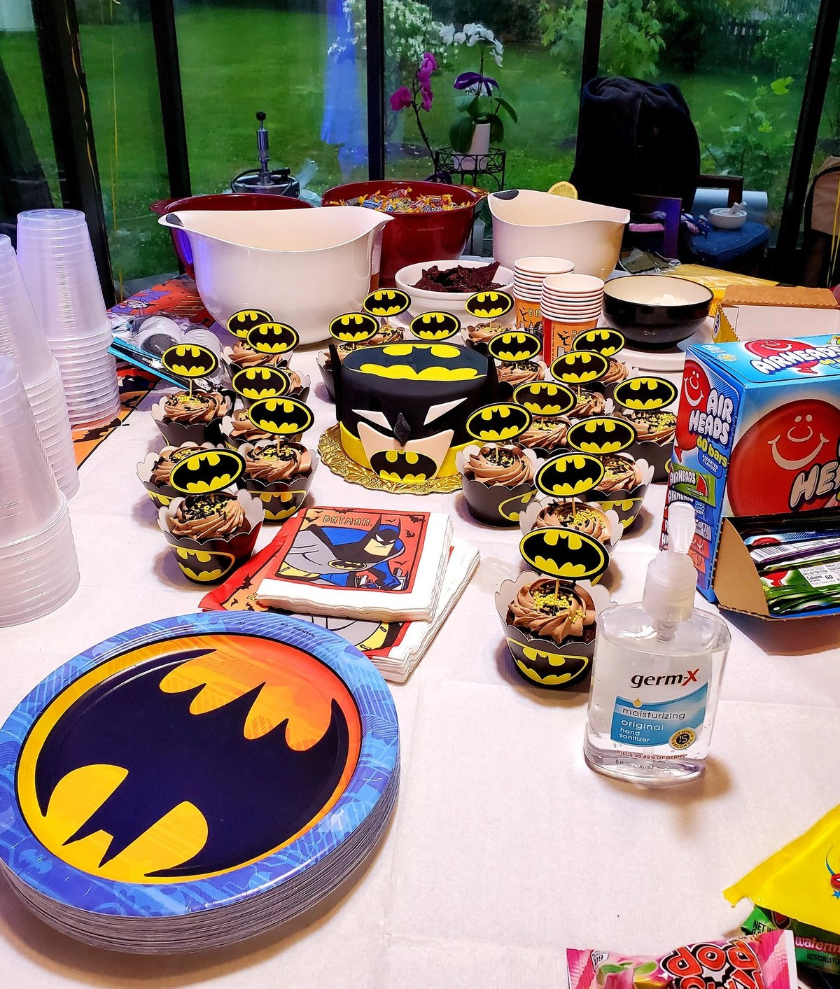 Кроме декора, сладостей, коктейлей и костюмов на тему Бэтмена, на празднике были конкурсы и квесты, созданные по сюжетам комиксов и фильмов про Брюса Уэйна